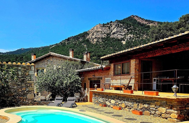 Very pretty renovated country house, large garden, porch, barbecue and pool