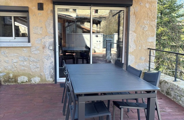 Very pretty gîte surrounded by mountains and a stone's throw from the Drôme river.