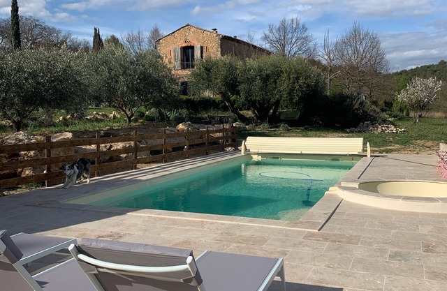 Very pretty Provencal farmhouse, private pool,