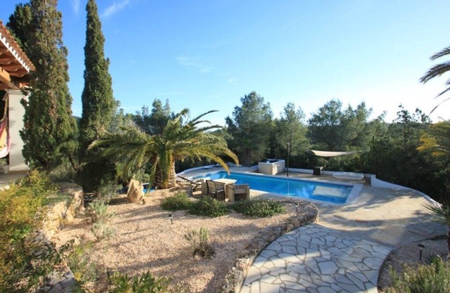 Very Private Family Villa with Apt, Pool, A/C. EV Charge. walk to beach