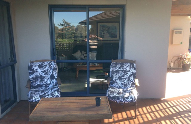 Very private 1 bedroom modern flat bordering reserve in very quite cul-de-sac