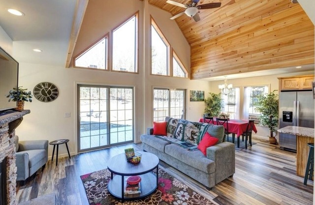 Very Private Cozy Cabin Nestled on 15Acres Wooded Retreat!Near Wedding Venues!EV