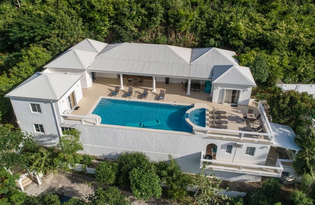 Very private villa with awesome views overlooking Simpson Bay and Full Generator