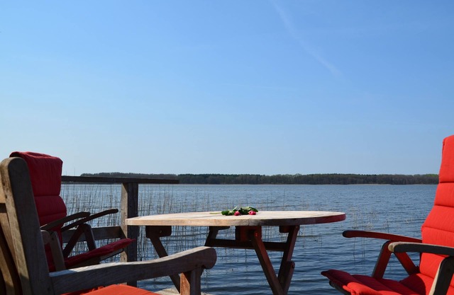 Very quiet 7500m² lake plot, own jetty