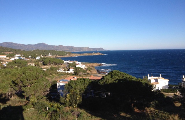 Very quiet apartment, sleeps 6, close to the sea, terrace, splendid view