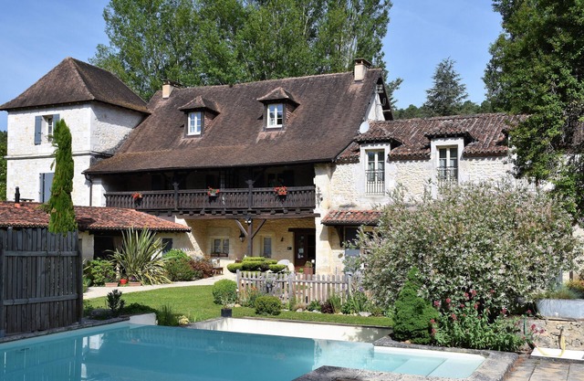 Very spacious garden apartment near swimming pool Grand Périgueux