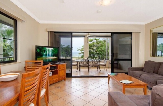 Very spacious 2 Bedroom Beachfront Apartment in Yorkeys Knob