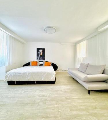 Very Spacious Apartment for up to 7P with Great Location