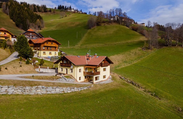 Very spacious chalet with luxury wellness and bar