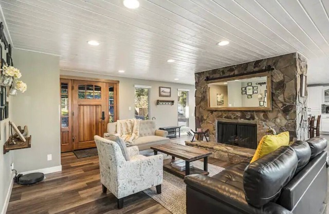 Very spacious home near old mill! w/hot tub