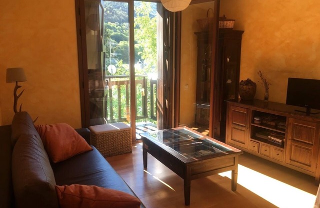 Very sunny apartment, mountain views and central in Sort