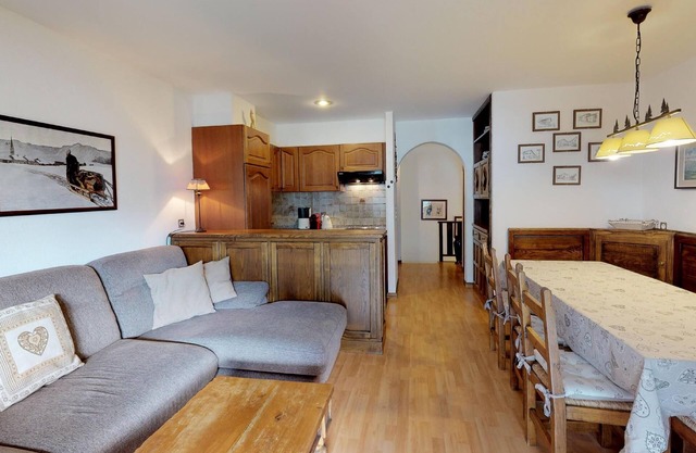Very well located apartment house in the area of Park-Salet.