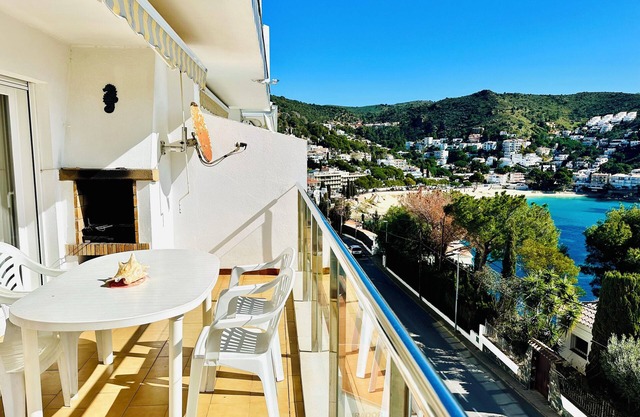 Very well located, near the beach of the cove of CANYELLES PETITES, with fantastic sea view.