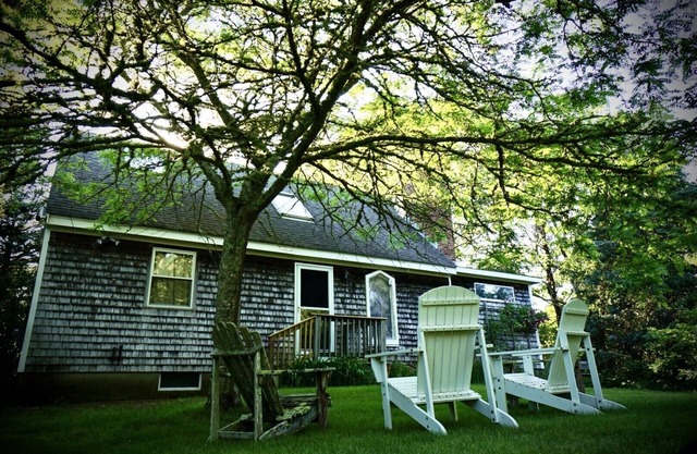 VH Bright and Airy Cottage - walking distance to downtown and beach
