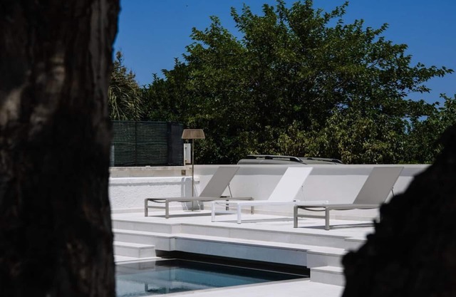 Villa Agua, Sleeps 9, 100 m from the Apulian Sea, with pool and parking