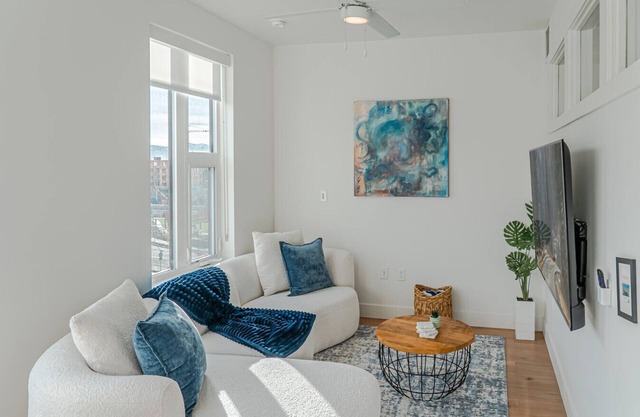 Vibrant 1BD 1BA w/Pool, Gym, HTub, Bowling + More!