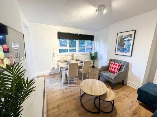 Vibrant 3 bedrooms flat with private balcony near Finsbury Park, Wood Green