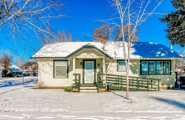 Vibrant abode near golf with firepit, W/D & AC - drive to Smith Rock State Park