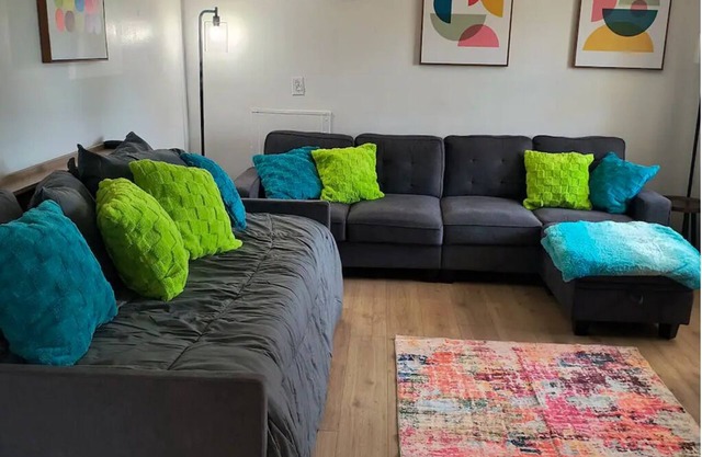 Vibrant and art-filled retreat, perfect for families and small groups.