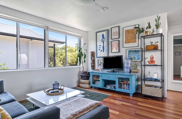 Vibrant Beachside Retreat: 2BR Unit in Freshwater