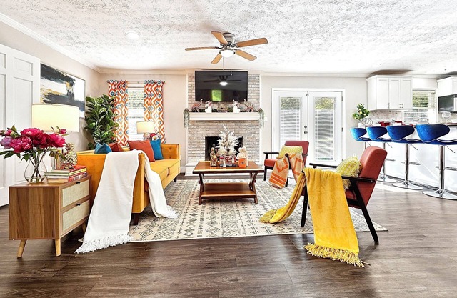 Vibrant & Cozy Home-Sleeps 12-King Bed-Fenced Yard