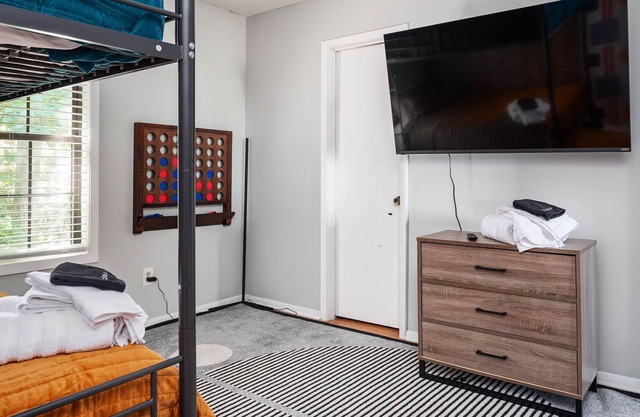 Vibrant Family Retreat~Sleeps 8~2 Kings~ Game Room