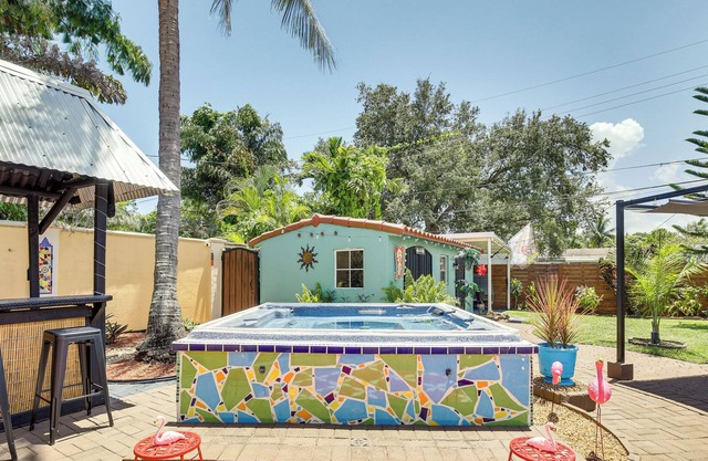 Vibrant Hollywood Home w/ Florida Room & Arcade!