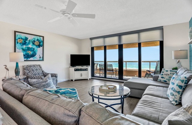 Vibrant, ocean-view condo with hot tub, tennis court, pool, W/D, balcony & grill