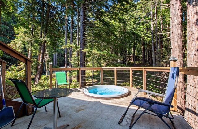 Vibrant, quiet paradise in the forest w/a shared hot tub & views