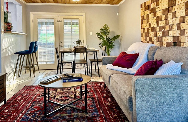 Vibrant, spacious, tri-level private home by park, safe area