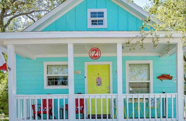 Vibrant Spot! Kids Luv Queen Bunkbed, Pool, Dog OK
