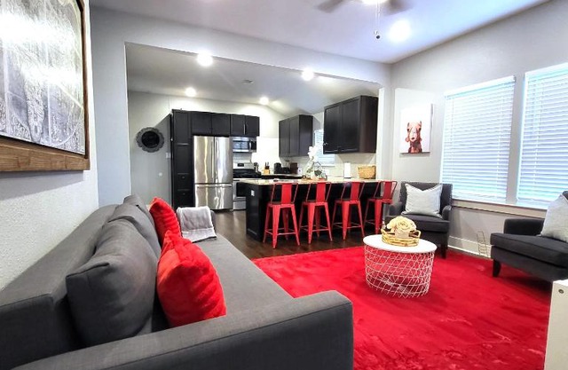 Vibrant Vacation Escape with Fast WIFI and KING BED Close to Downtown Houston!