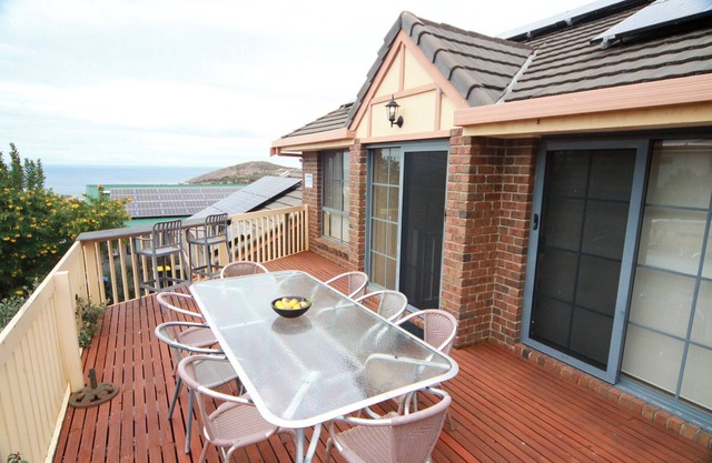 Victor Harbor | Spacious | Seaside | Pets Welcome | Balcony Views, Smart TV, Wi-Fi, Outdoor Firepit
