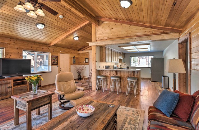 Victor Woodland Cabin Retreat w/Fire Pit