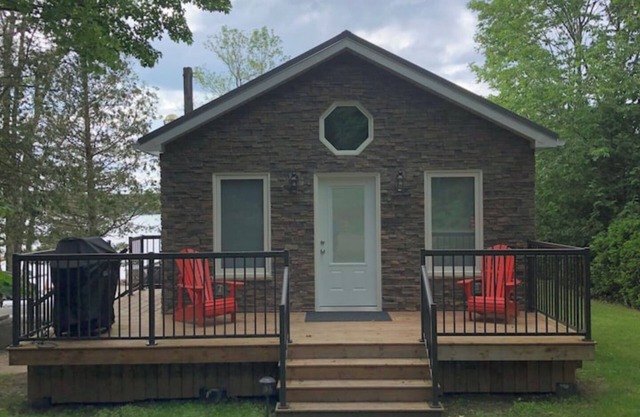 Victoria Harbour Cottages Queen Bed Chalet
