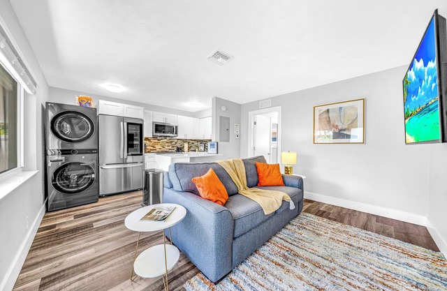 Victoria Park Getaway! 1 Mile to Beach & Las Olas!