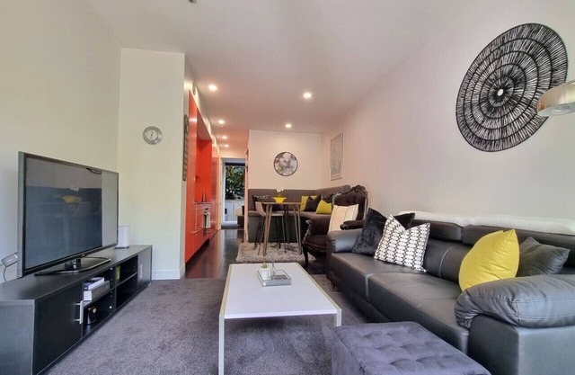 Victoria Park Haven w carpark, spa, pool and gym