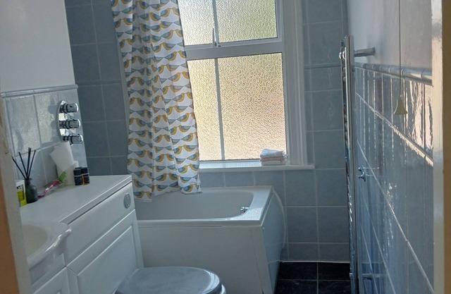Victorian Charm Home near Thorpe park, Heathrow Airport and Windsor.
