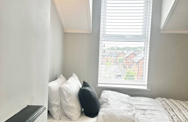 Victorian Stay - Stay with us at our centrally located Salford townhouse.