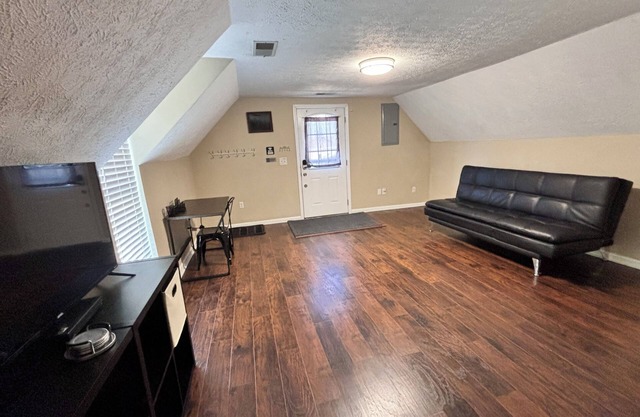 Victorian Upstairs Apartment with fast WiFi & Desk
