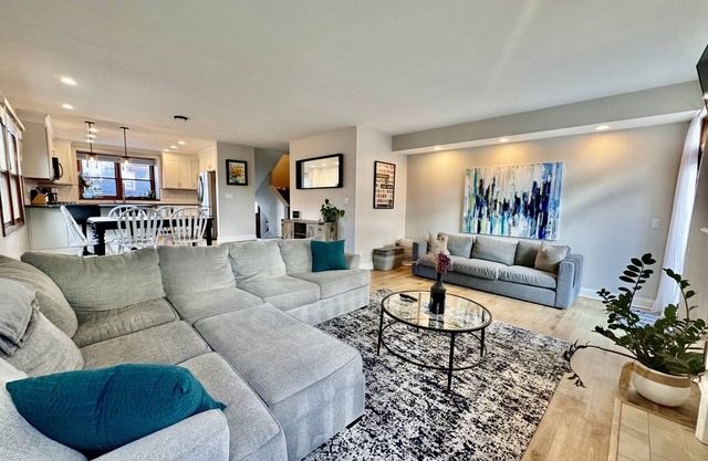 Victorian Village Townhome, large living space in the heart of the short north!
