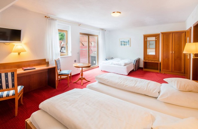 Vierbettzimmer mit Dusche
