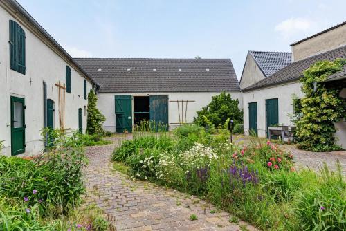 Vierseitenhof mit Pool