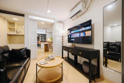 VietHOME - 102 Spacious Studio w Kitchen FREE Laundry
