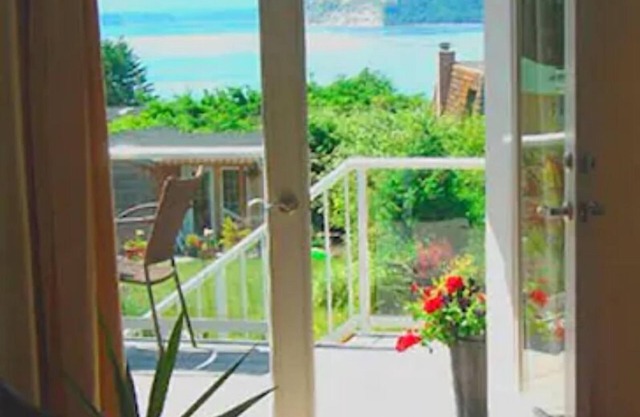 View Beach cottage the 'Library' Guest House, Useless Bay