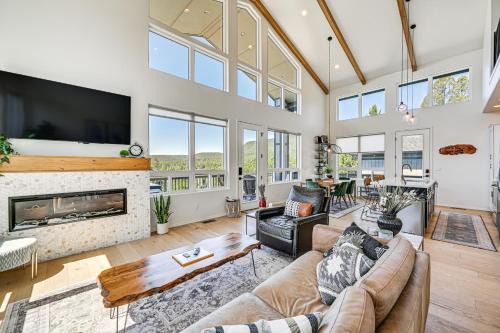Views and Hot Tub Pineberry Modern Luxury Home