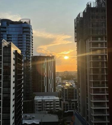 Views and Vibes - Free Parking - great location!
