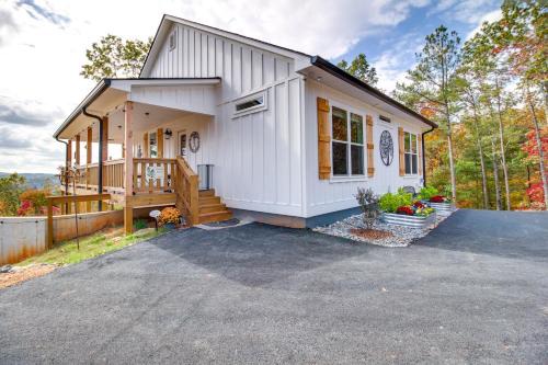 Views, Hot Tub and Trails Modern Ellijay Cottage