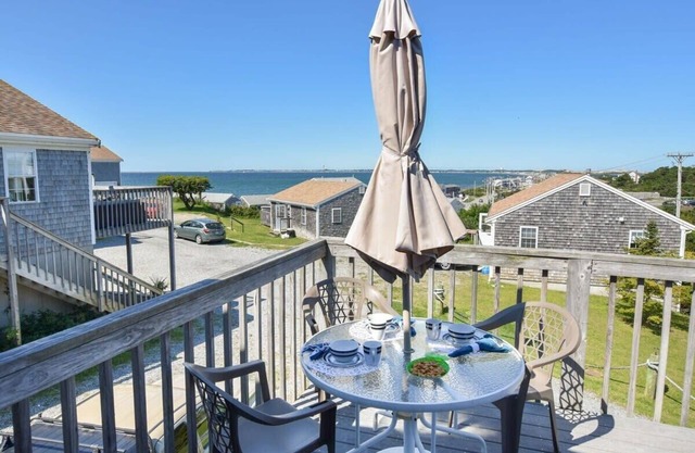 Views of the Bay Access to Private Beach!