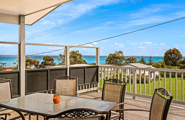 Views on Fisher - stunning water views